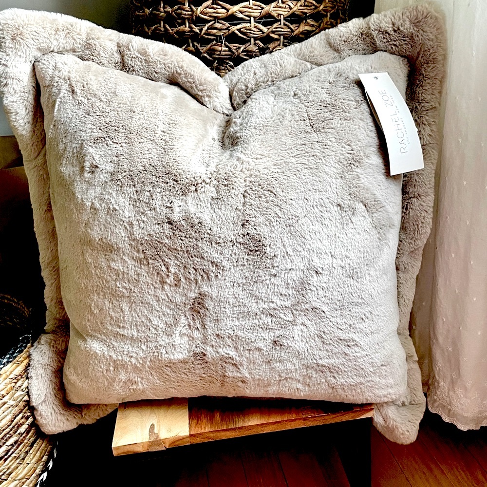 RACHEL ZOE Soft & Cozy Faux Fur Accent Pillow ! NWT! Cuddle up in coziness 😴 - Picture 4 of 14